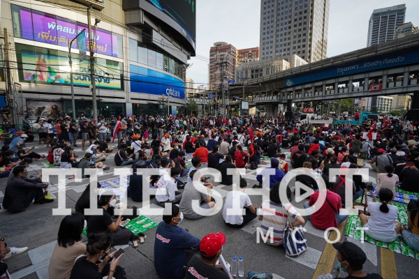 An overview of the protesters in the mob - The Shot